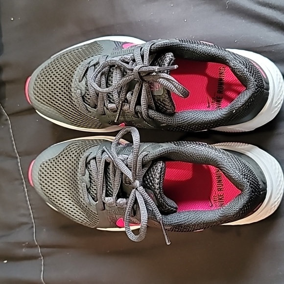 NEW Nike Run Swift 2 Women's Running Shoes Size 5 - Picture 3 of 4